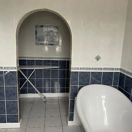 Beautiful 5 Bed Farm Accommodation *